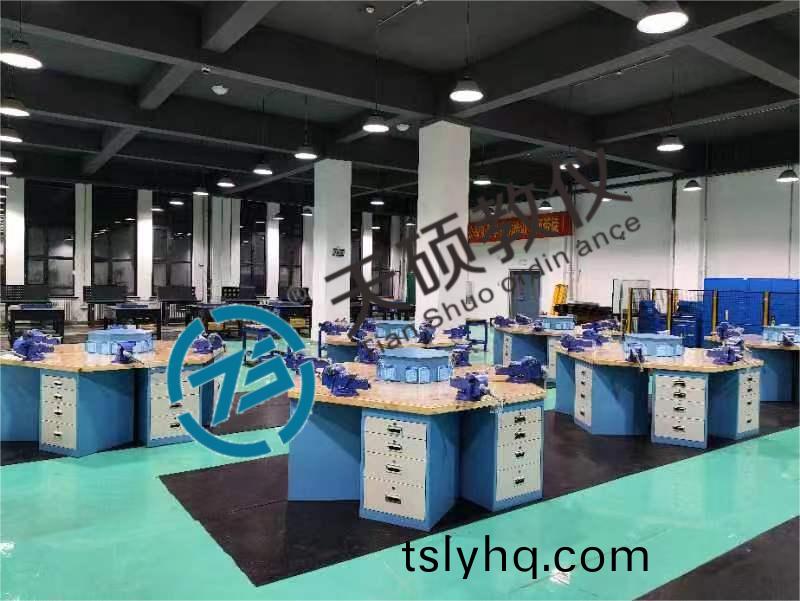 鉗工與糢具實訓室(shi)